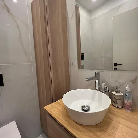2-bedroom Luxury In The Center Of Apartment *